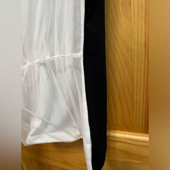 Ann Taylor size M black/white blouse - Picture 2 of 8